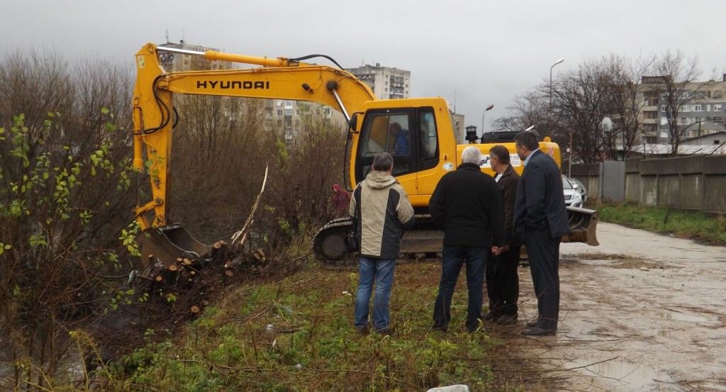 Кметът проследи дейностите по почистване на коритото � ...