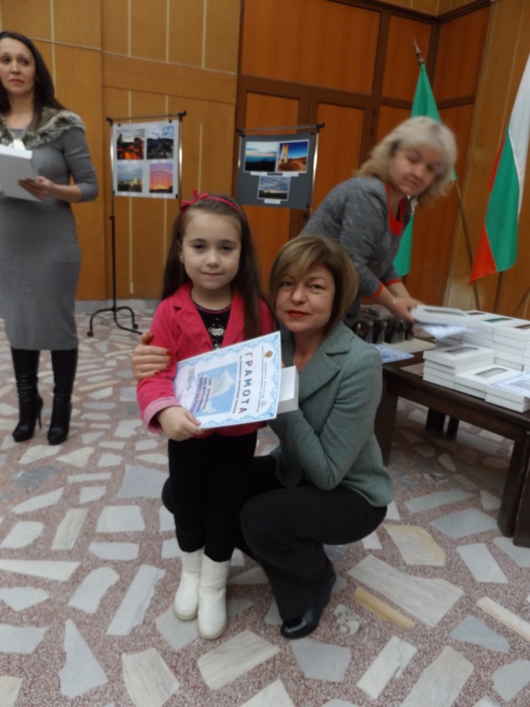 6-годишната Божидара е най-малкият участник във фотоко� ...