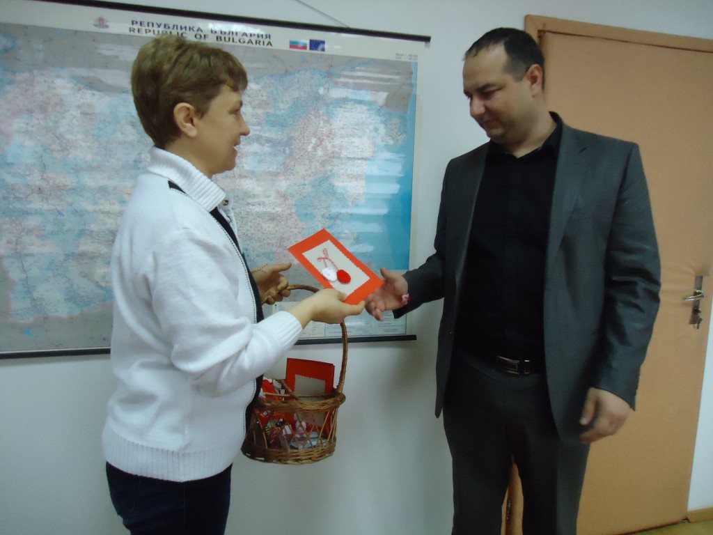 Малчугани закичиха областния управител с мартенички
