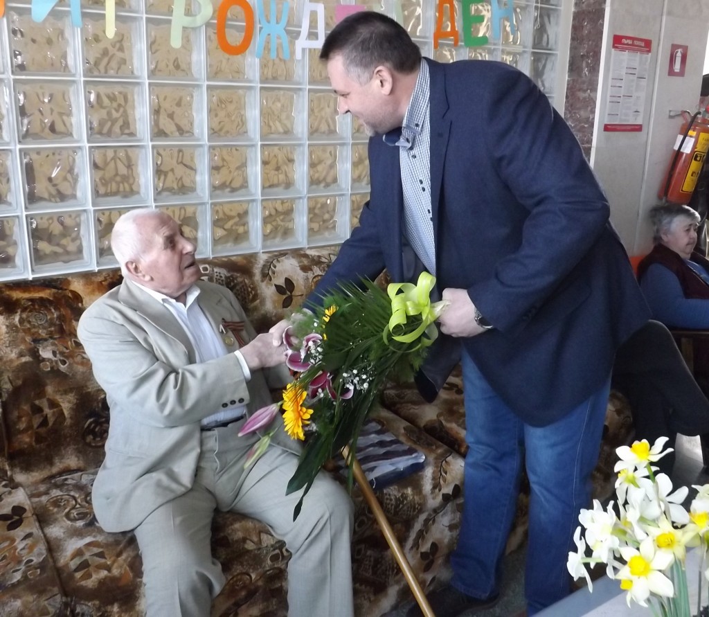 Градоначалникът д-р Василев поздрави 95-годишен ветера� ...