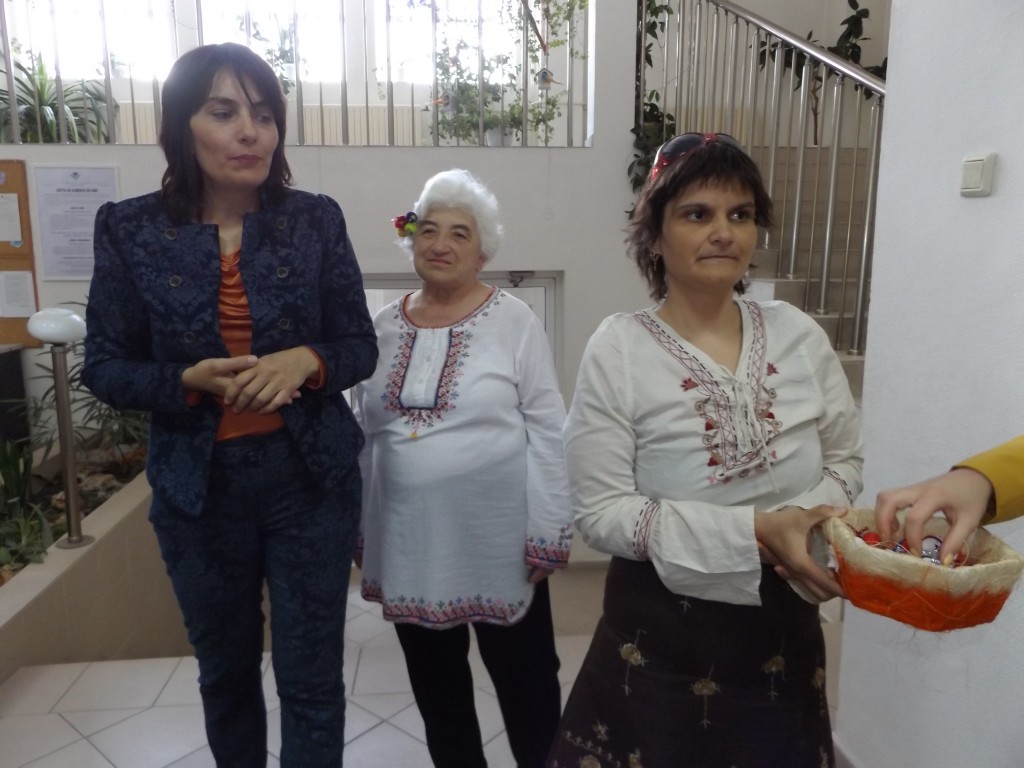 Две майсторки на красоти откриха изложба в офиса на НА� ...