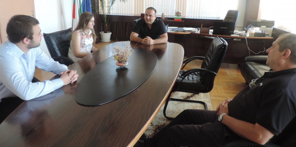 Двама студенти започват стаж в Областна администрация ...