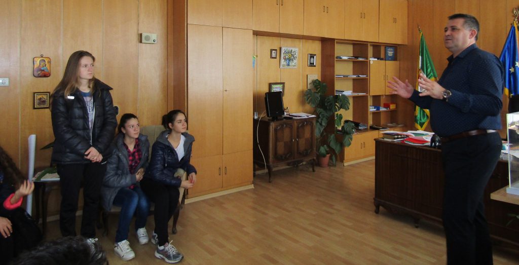 Осмокласници от Езиковата посетиха градоначалника в к ...