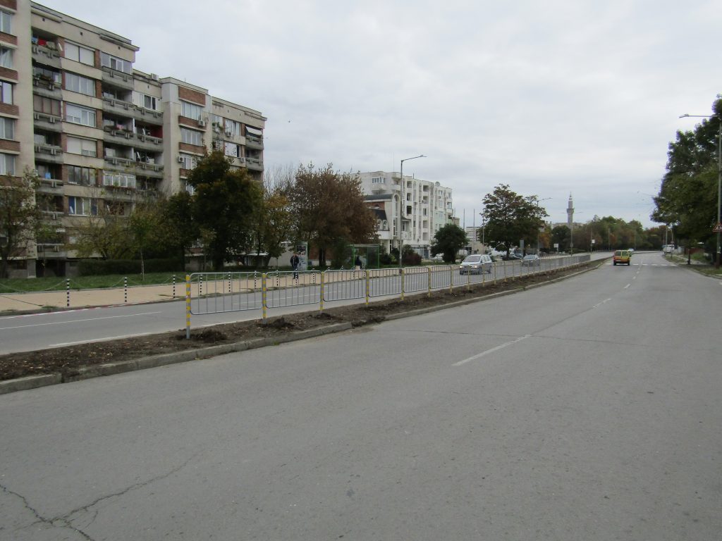 Община Разград почиства поречието на река Бели Лом и з� ...