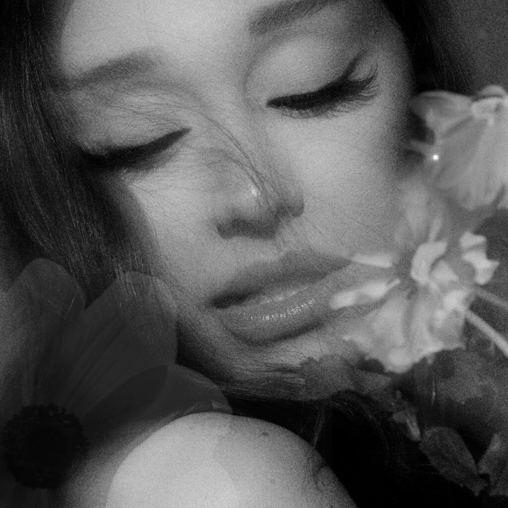 ARIANA GRANDE ПОКОРЯВА BILLBOARD С PETAL