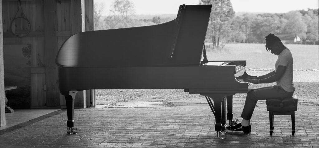 ОТ MOZART ДО MONK: JON BATISTE ИЗДАВА ТРИ НОВИ ПИАНО АЛБУМА