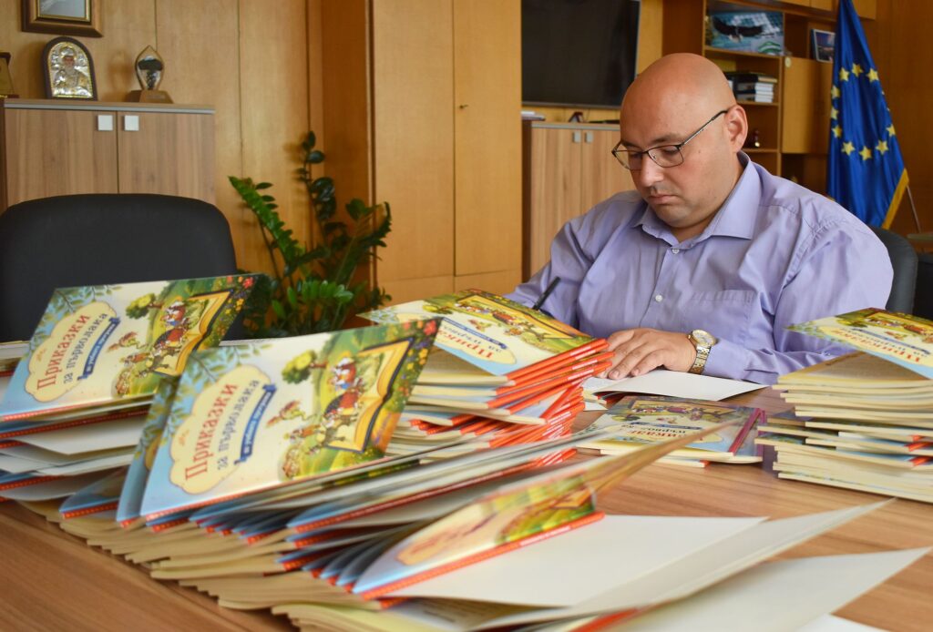 Книжка с приказки ще получат в първия учебен ден всичк� ...