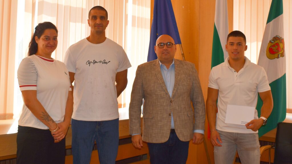 Колоездачът Павел Николов получи парична награда от О� ...