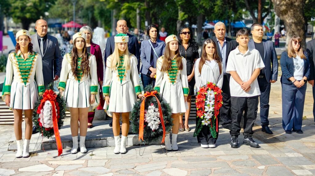 С тържествена церемония, празнична програма и концерт  ...