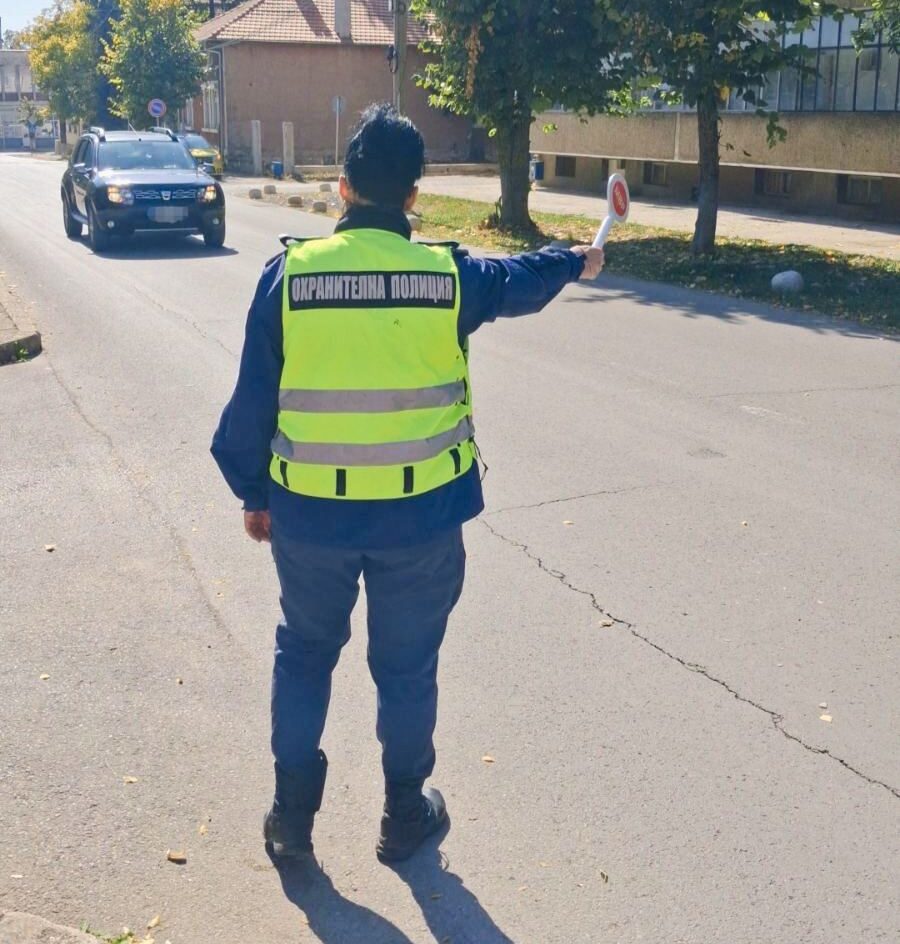 Полицаи и доброволци от БЧК с послания на „есенния лис ...