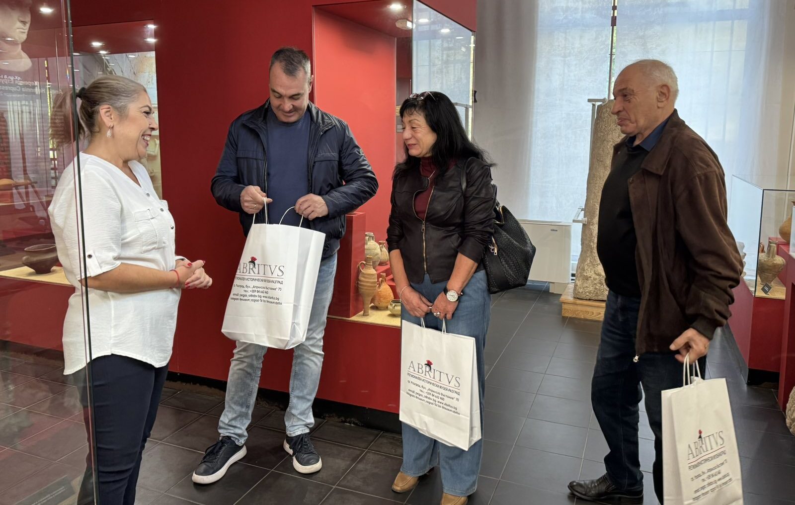 Видни историци и краеведи от Казанлък посетиха Регион� ...