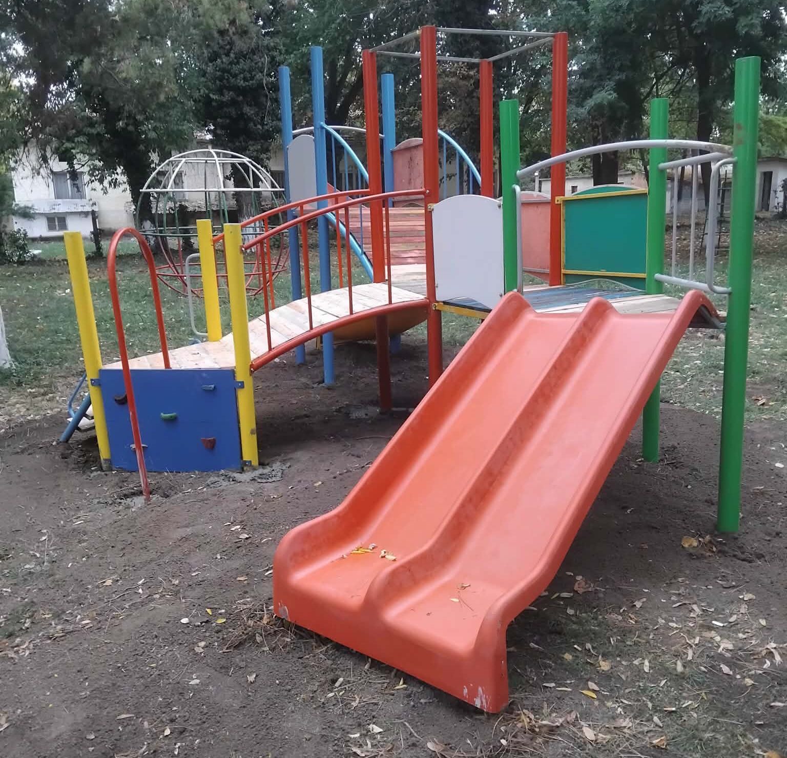 Нови люлки и пързалки и за децата в Дянково и Гецово
